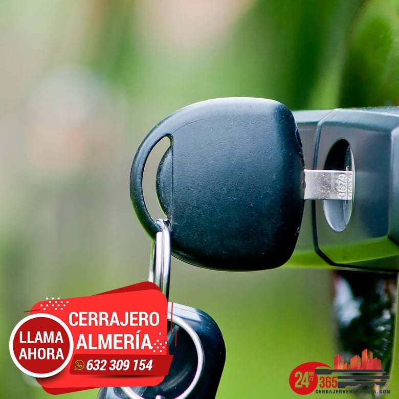 Cerrajero en Zapillo 24 horas. Copiar llaves de coches en Zapillo.