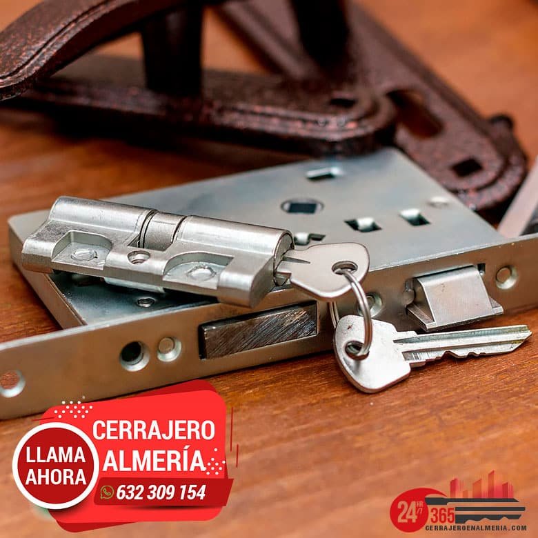 Cerrajero en Zapillo, más de 10 años de experiencia. Cambiar cerradura y cambiar bombines en El Zapillo.